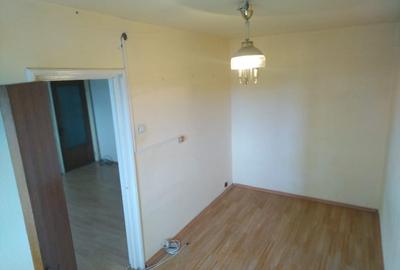Propietar,vand apartament 2 camere semidecomandat in Constanta, Str.IL Caragiale - 11