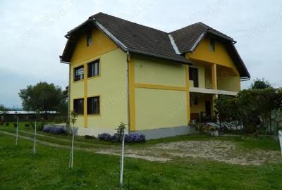 Casă cu 6 camere cu Teren 3300 Mp în Central - 3