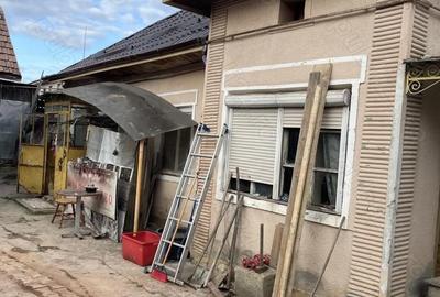 Casă cu 4 camere cu Teren 485 Mp în Central - 1