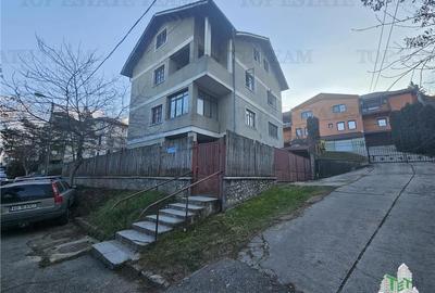 Vila spatioasa 11 camere la gri in centru Pitesti