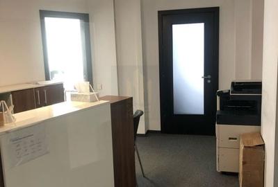 Birou, 125 mp în P-ța Unirii