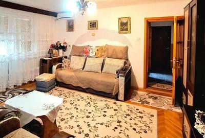 Apartament cu 3 camere semidecomandat în Micro 5
