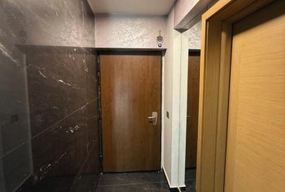 Apartament cu 3 camere semidecomandat în Moșilor