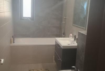 Apartament cu 3 camere semidecomandat în Florești