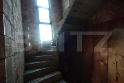 Casa la rosu cu 4 camere, 180 mp utili+teren 861 mp, zona Leoni - 1