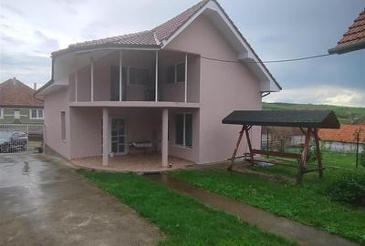 Casă individuală cu 9 camere în Hotar