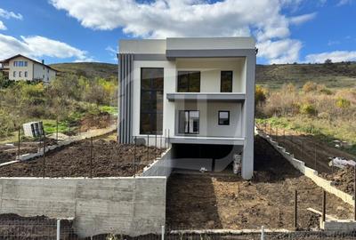 Casa Individuala finalizata, 2 garaje. zona Roata Faget Casa Individuala finalizata, 2 garaje. zona Roata Faget - 2