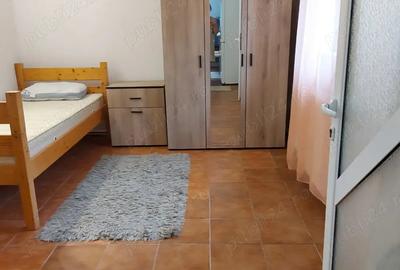 Camera cu baie proprie pentru fete, la vila in Centru, langa UMF - cladirea N.Leon, intrare separata