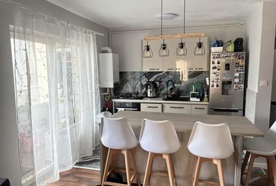 Apartament cu 3 camere semidecomandat, mobilat în Florești