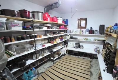 Casa de vanzare, 6 camere, 340 mp, cu 22 arii de teren, zona - 3