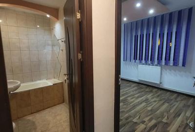 Inchiriez apartament 3 camere, Decomandat,Nemobilat, Parter - 3