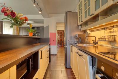 Apartament cu 3 camere semidecomandat în Roșu