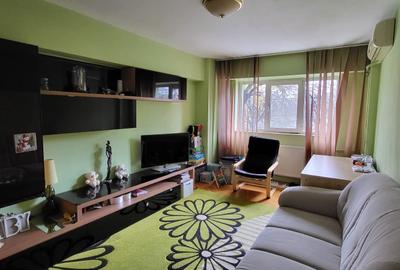 STRADAL, et. 1/10, decomandat, vedere mixta, bloc 1985 REABILITAT, tramvaiul 41 - 1