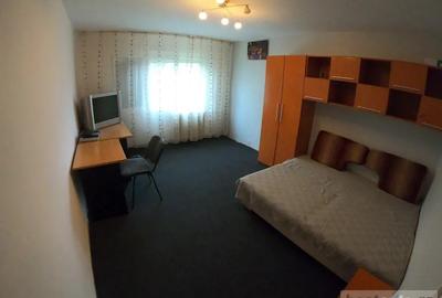 Inchiriez garsoniera in complexul studnetesc la etajul 2 - 5