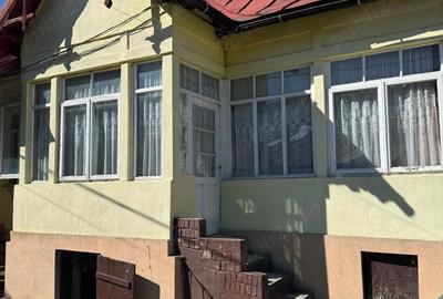 Casă cu 3 camere cu Teren 200 Mp în Central - 1