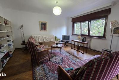 Apartament cu 3 camere, mobilat în Romană