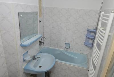 Apartament cu 3 camere semidecomandat în Micro 17