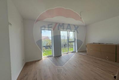 Casă individuală cu 4 camere cu Teren 450 Mp în Săbăreni