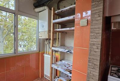 Apartament cu 3 camere decomandat în Școlilor