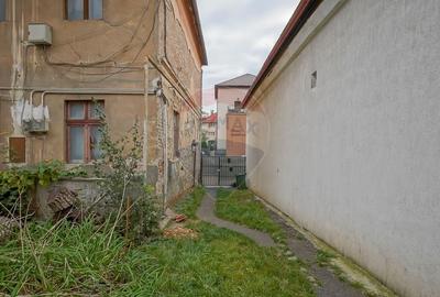 Vila pe str Alexandru Ioan Cuza, 10 camere, S + P + E, teren 282 mp - 3