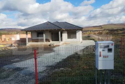 Casă cu 4 camere cu Teren 1000 Mp în Jelna - 1