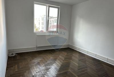Apartament cu 4 camere decomandat în Central - 2
