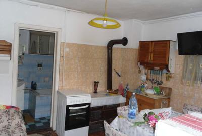 Casă cu 3 camere decomandat în Bunești - 6