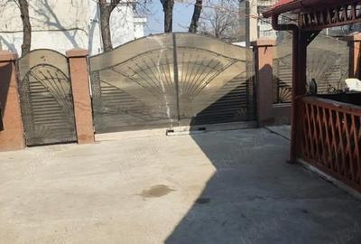 Casă cu Teren 220 Mp în Central - 2