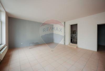 Casă cu 8 camere cu Teren 500 Mp în Iosia - 11