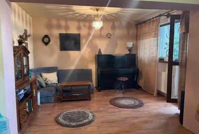Apartament cu 3 camere decomandat în Micro 21