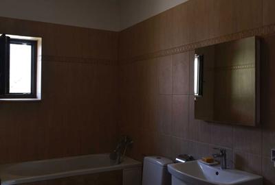 Casă cu 4 camere decomandat în Golești - 4