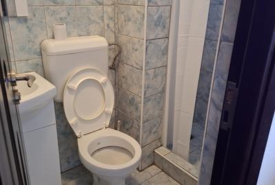 Garsonieră decomandată în Titan