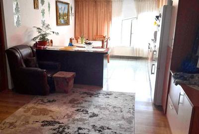 Apartament cu 3 camere decomandat în Plopilor