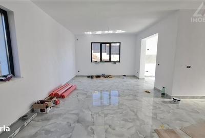 Casă cu 4 camere în Uricani