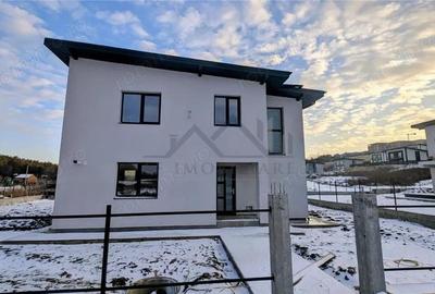 Casă cu 4 camere cu Teren 350 Mp în Vișani