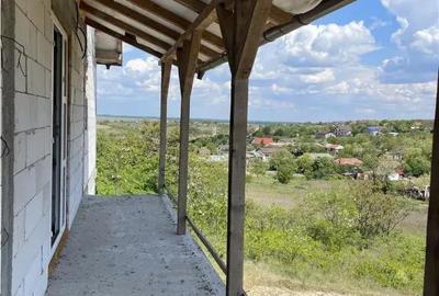 Casă cu 4 camere cu Teren 1600 Mp în Malcoci - 1