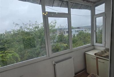 Apartament cu 3 camere semidecomandat în Podu Roș