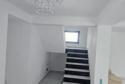 Casă cu 7 camere cu Teren 412 Mp în Malu Mare - 2