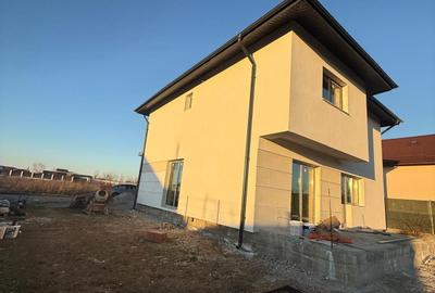 Casă cu 4 camere cu Teren 500 Mp în Domnești