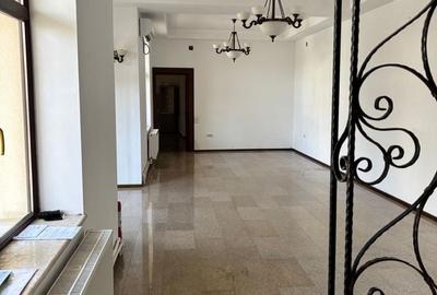 Casă cu 4 camere în Central - 2