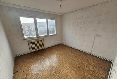 Apartament cu 3 camere semidecomandat în Micro I - 15