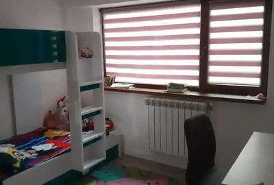 Apartament cu 3 camere decomandat în Obor