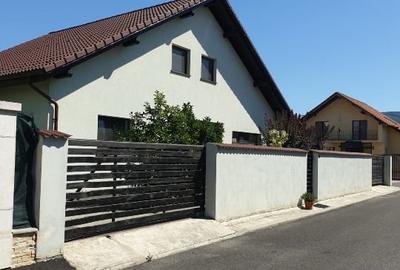 Casă individuală cu 3 camere cu Canalizare în Central - 1