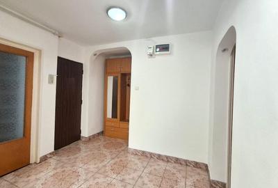 Apartament cu 3 camere decomandat, mobilat în P-ța Muncii