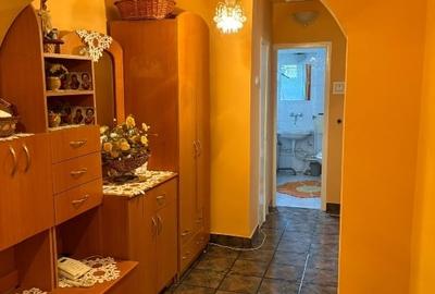 Vând apartament ultracentral,  lângă Primărie, 3 camere, decomandat, 2 balcoane - 2