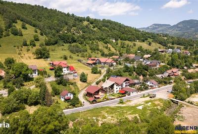 Casă cu 8 camere cu Teren 685 Mp în Moieciu - 4