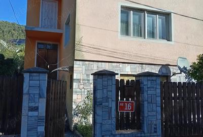 Casa compusa din 2 apartamente fiecare cu o suprafa?a de 100 mp fiecare. cu o suprafa?a vanzare. - 2