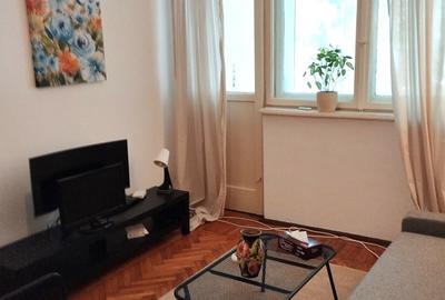 Apartament cu 2 camere semidecomandat, mobilat în Pajura