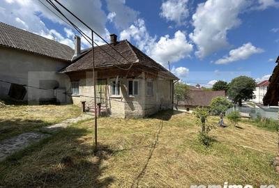 Casă cu 4 camere cu Teren 3300 Mp în Central - 1