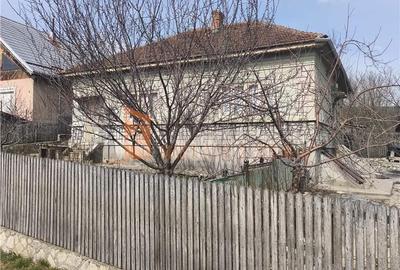 Casă cu 4 camere decomandat în Strezeni